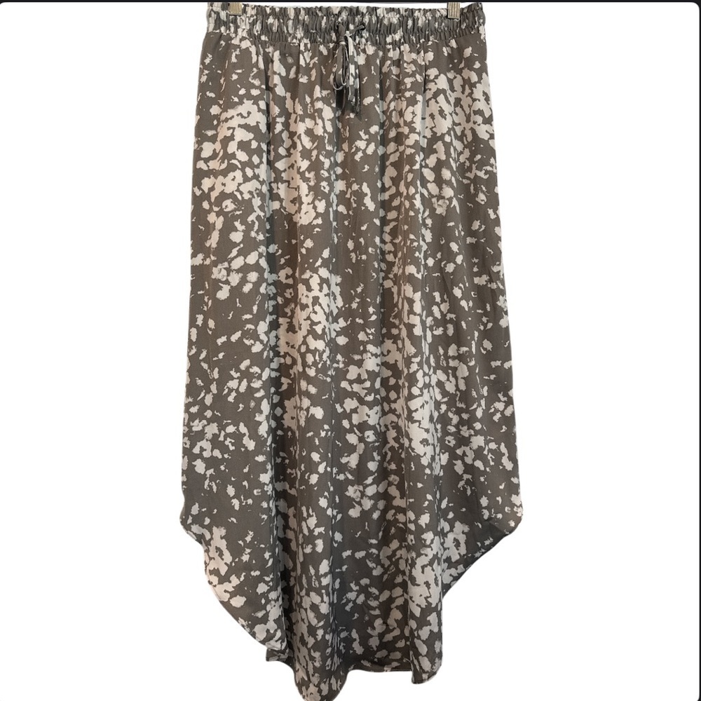 Simply Vera Vera Wang Gray & White asymmetrical patterned skirt Size Medium
